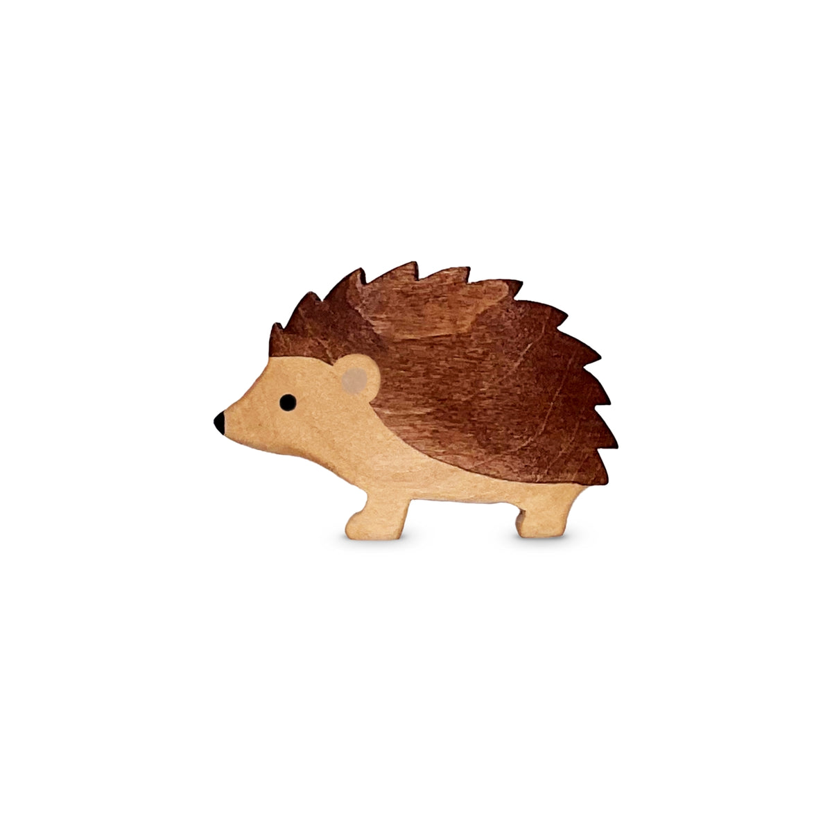 Handgefertigtes Holzspielzeug Igel Weibchen von Allgäuer Holztiere, braun und grau bemalt mit pflanzlichen Farben, stehend auf weißem Hintergrund, aus bayerischem Ahornholz gefertigt, im Allgäu von Hand hergestellt und für Kinder ab 3 Jahren geeignet.