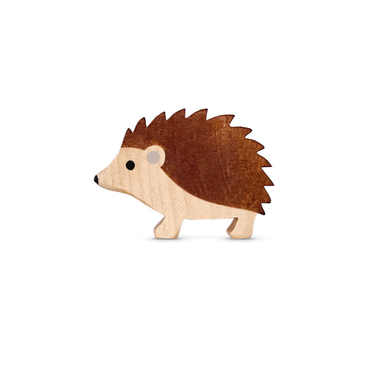 Handgefertigtes Holzspielzeug Igel Männchen stehend von Allgäuer Holztiere, auf weißem Hintergrund, aus bayerischem Ahornholz gefertigt, braun und grau mit pflanzlichen Farben bemalt, im Allgäu produziert und für Kinder ab 3 Jahren geeignet.