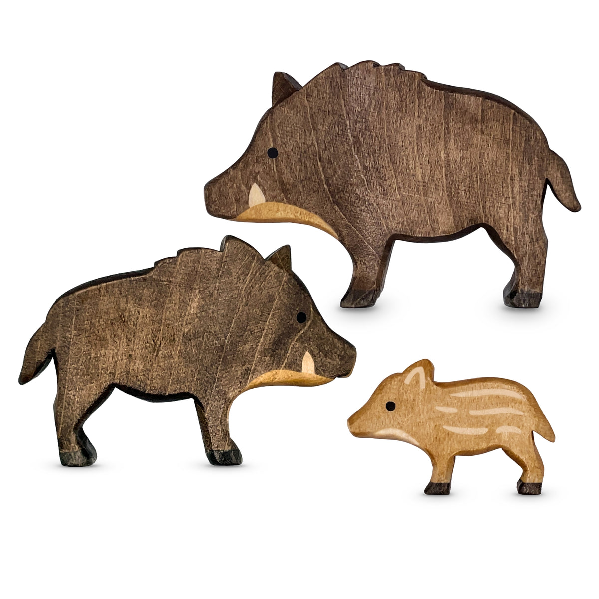 Handgefertigtes Holzspielzeug Set Wildschwein-Familie mit Keiler, Bache und Frischling von Allgäuer Holztiere, auf weißem Hintergrund, aus bayerischem Ahornholz gefertigt. Braun, hellbraun und schwarz mit pflanzlichen Farben bemalt, im Allgäu produziert und für Kinder ab 3 Jahren geeignet.