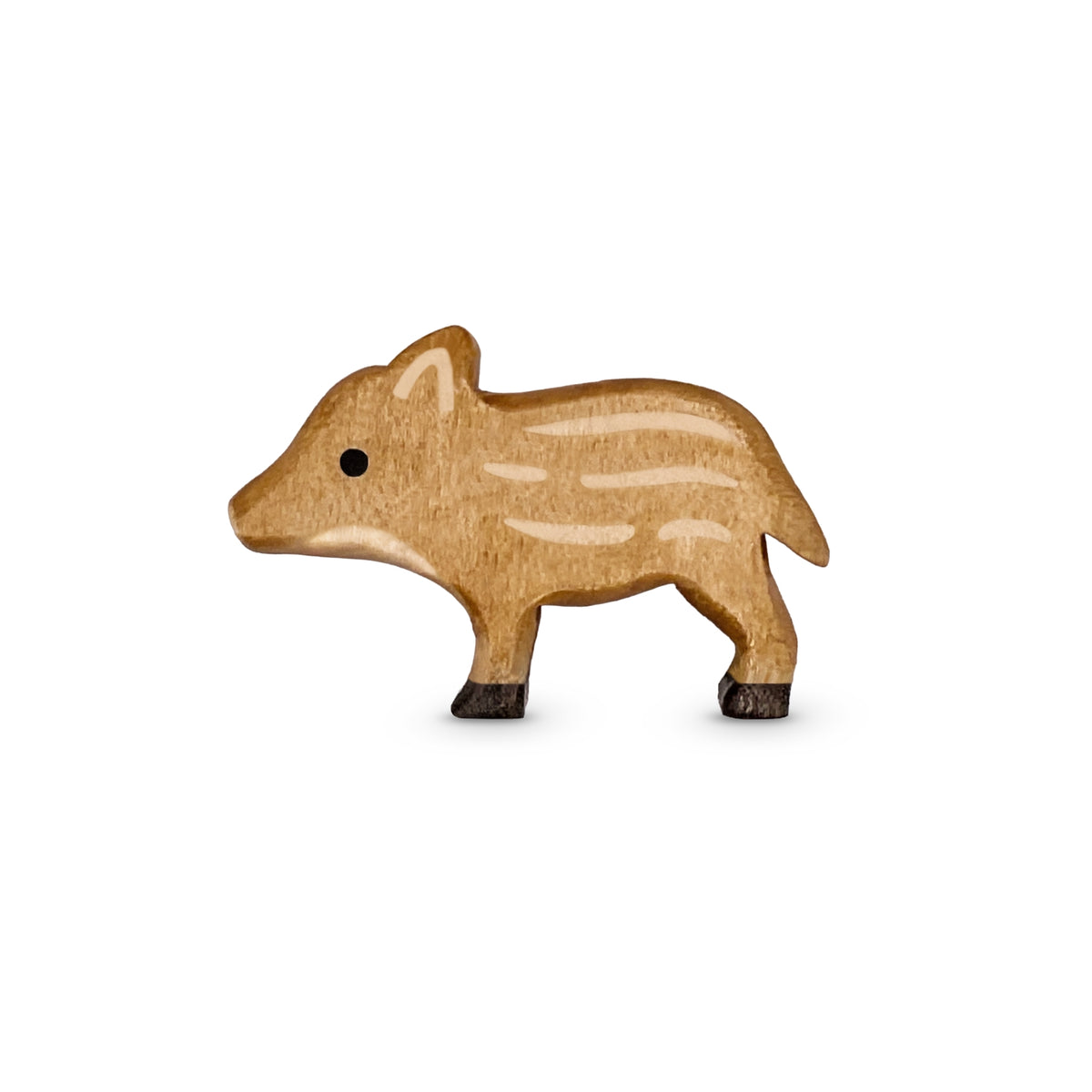 Handgefertigtes Holzspielzeug Wildschwein Frischling stehend von Allgäuer Holztiere, auf weißem Hintergrund, aus bayerischem Ahornholz gefertigt, mit pflanzlichen Farben hellbraun und schwarz bemalt, im Allgäu produziert und für Kinder ab 3 Jahren geeignet.