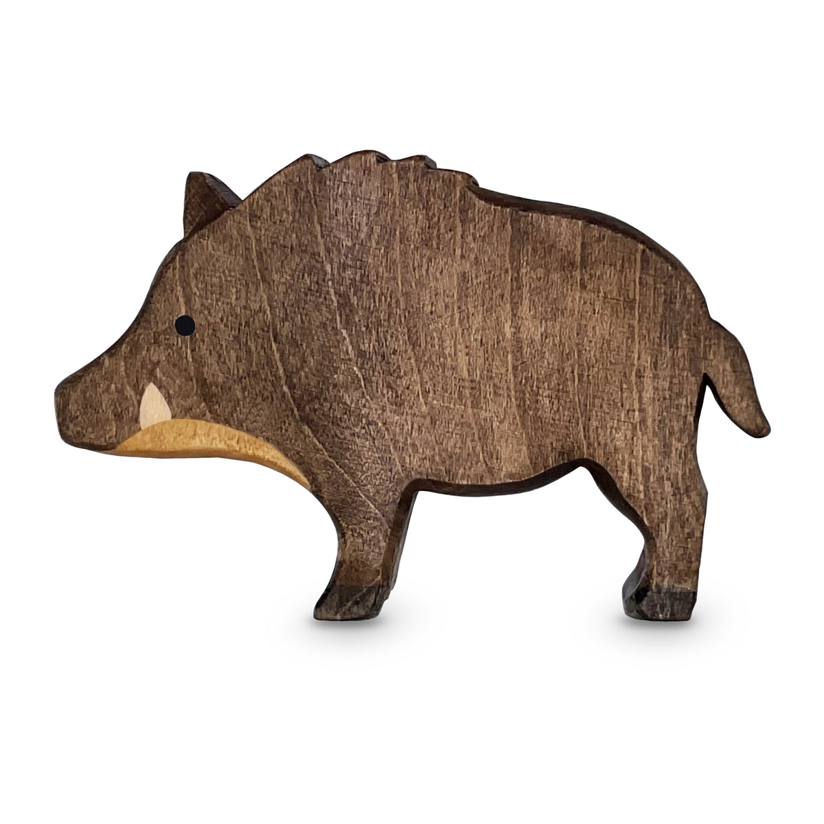 Handgefertigtes Holzspielzeug Wildschwein Keiler stehend von Allgäuer Holztiere, auf weißem Hintergrund, aus bayerischem Ahornholz gefertigt, mit pflanzlichen Farben schwarz-braun, hellbraun und schwarz bemalt, im Allgäu produziert und für Kinder ab 3 Jahren geeignet.
