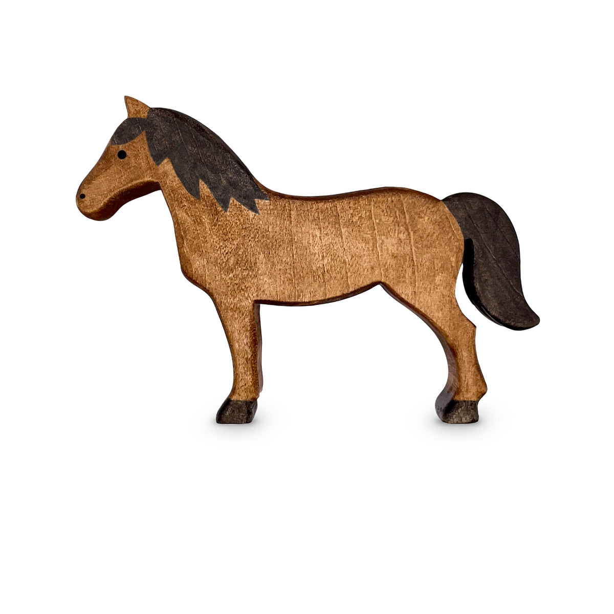 Handgefertigtes Holzspielzeug Pferd Haflinger Stute stehend von Allgäuer Holztiere, auf weißem Hintergrund, aus bayerischem Ahornholz gefertigt, mit pflanzlichen Farben braun und schwarz bemalt, im Allgäu produziert und für Kinder ab 3 Jahren geeignet.