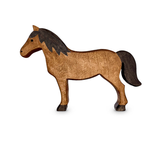 Handgefertigtes Holzspielzeug Pferd Haflinger Stute stehend von Allgäuer Holztiere, auf weißem Hintergrund, aus bayerischem Ahornholz gefertigt, mit pflanzlichen Farben braun und schwarz bemalt, im Allgäu produziert und für Kinder ab 3 Jahren geeignet.